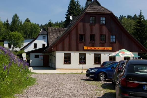 På billedet ses objektet Penzion Pašta beliggende i byen Říčky.