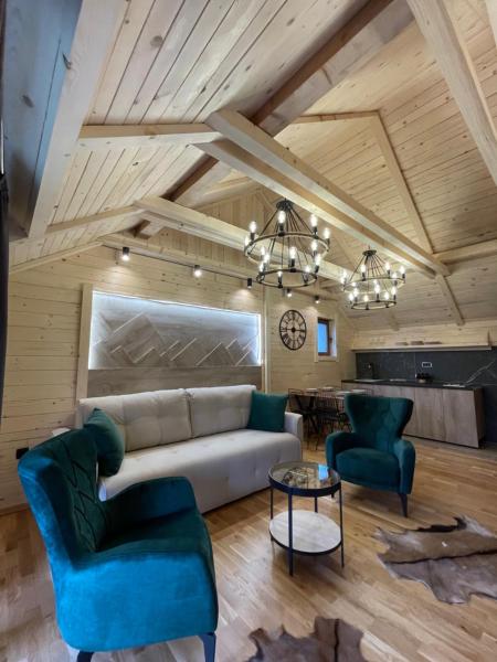 På bildet vises objektet Chalet Montenegrina with jacuzzi som ligger i byen Kolašin.