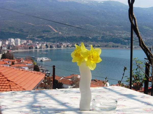På bilden syns objektet Apartments Villa Saray som ligger i staden Ohrid.