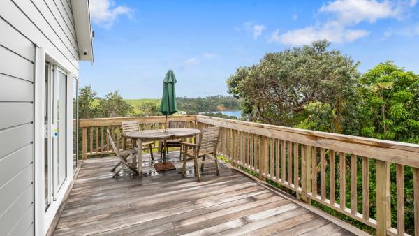 照片显示了位于Algies Bay市的Pohutukawa Paradise - Martins Bay Holiday Home物件。