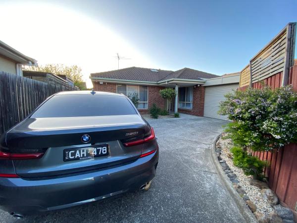 A la foto es mostra l'objecte 4 Beds-Whole House-U2-9 Dennis Street-Reservoir situat a la ciutat de Melbourne.