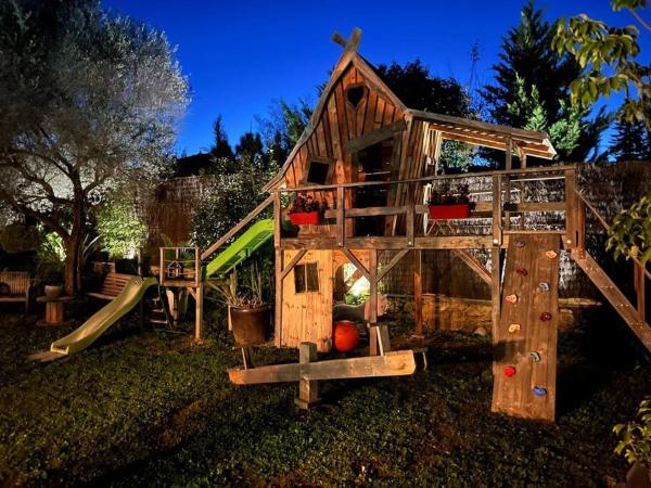 På billedet ses objektet Villa Exotica et belle cabane en bois idéal famille beliggende i byen Le Château.