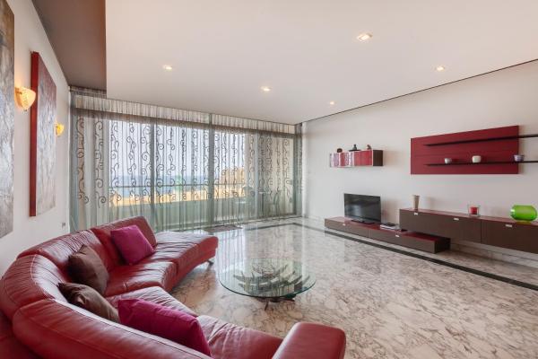 A la foto es mostra l'objecte Spacious Seafront APT with Living, Sofa, WIFI & AC by 360 Estates situat a la ciutat de Sliema.