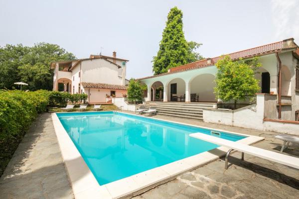 Nella foto è visibile l'oggetto Exclusive 1970s villa with pool and garden by VacaVilla situato nella città di Montefalcone.
