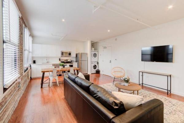 Billede 5: Modern in Historic Shell in the Heart of Downtown!