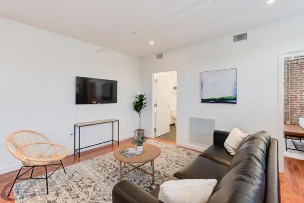 Billede 6: Modern in Historic Shell in the Heart of Downtown!