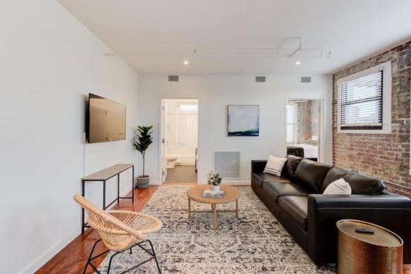 Billede 9: Modern in Historic Shell in the Heart of Downtown!