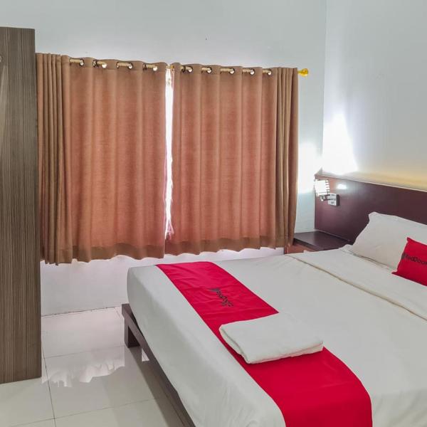 A la foto es mostra l'objecte RedDoorz Plus at Hotel Royal Palangka Raya situat a la ciutat de Guhung.