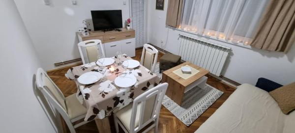 Na zdjęciu widoczny jest obiekt Stan na dan SISTERS położony w mieście Kolonija.