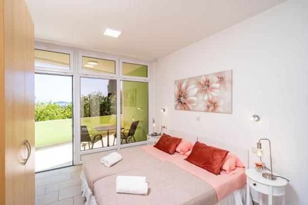 A la foto es mostra l'objecte Green Paradise situat a la ciutat de Mlini.