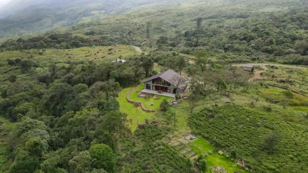 A la foto es mostra l'objecte Rosewood Manor situat a la ciutat de Suriyakanda.