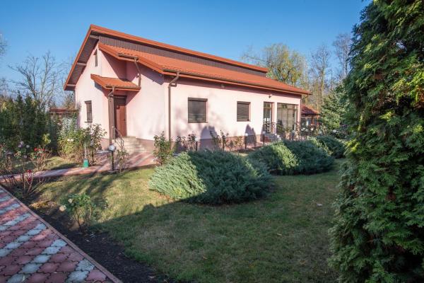The photo shows the Casa Bițina located in the city of Urziceni.