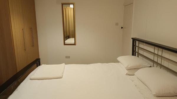 A la foto es mostra l'objecte Cosy relaxing 4 bed Home with 2 parking Space situat a la ciutat de Hatch End.