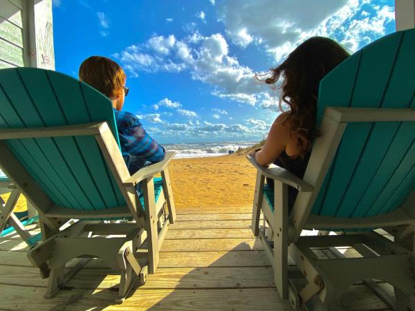 Na fotografii je vidět objekt John Yancey Oceanfront Inn nacházející se ve městě Kill Devil Hills.