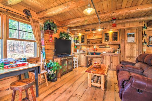 A la foto es mostra l'objecte Chic Brandon Cabin with Pool, Hot Tub and Sauna! situat a la ciutat de Brandon.