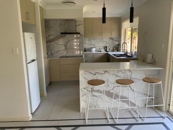 Foto 1: Shared house with other guests near shopping center and theme parks