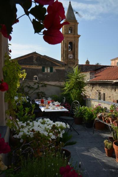 A la foto es mostra l'objecte La Terrazza di Vico Olivi B&B situat a la ciutat de Ventimiglia.