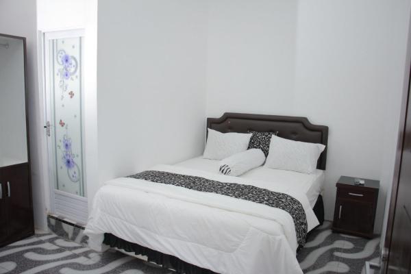 照片显示了位于Gilimanuk市的Samar Wulu Guest House Syariah Mitra RedDoorz near Ketapang物件。