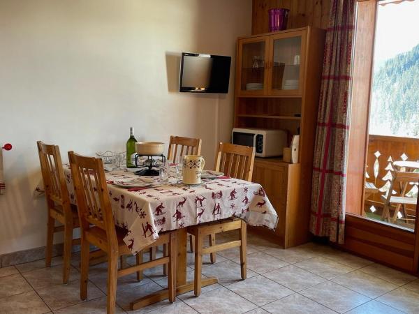 A la foto es mostra l'objecte Confortable studio à 200m du centre avec Multi Pass été à 3€/jour, parking et balcon exposé Sud - FR-1-693-66 situat a la ciutat de Châtel.