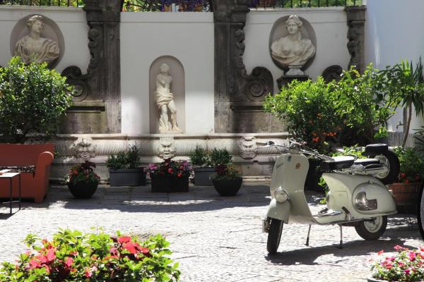 Na zdjęciu widoczny jest obiekt Hotel Piazza Bellini & Apartments położony w mieście Neapol.