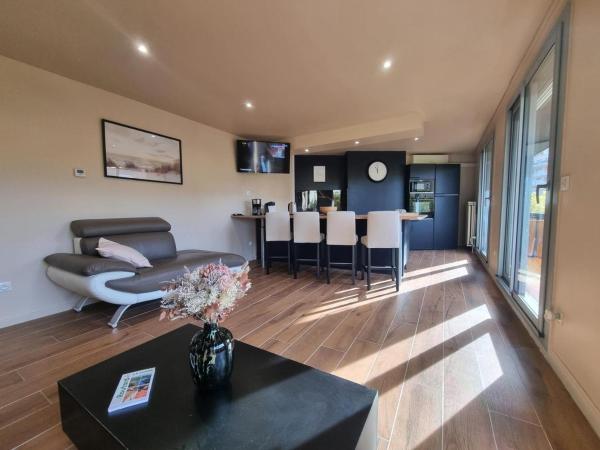 A la foto es mostra l'objecte Appartement lumineux avec balcon, 2 chambres, parking privé, proche gare à Saint-Chamond - FR-1-496-272 situat a la ciutat de Saint-Chamond.