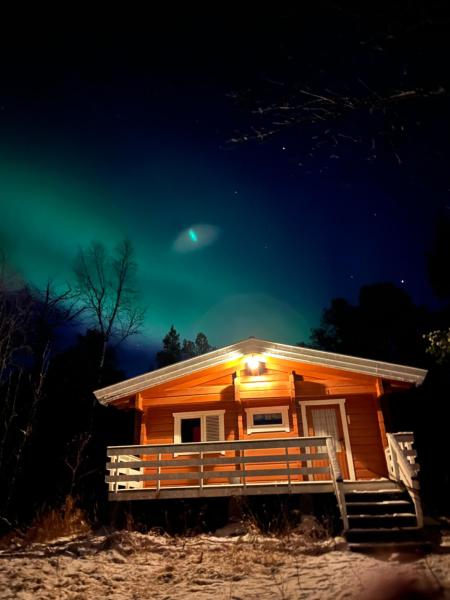 På bilden syns objektet Macktunet - Retro log cabin from the 70s in Malangen som ligger i staden Meistervik.