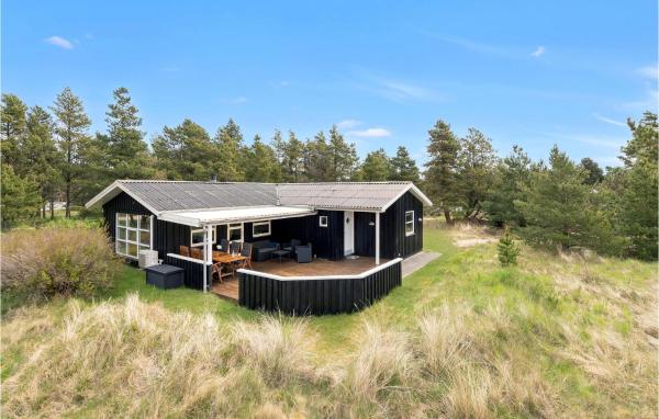 A la foto es mostra l'objecte Cozy Home In Blåvand With Wifi situat a la ciutat de Blåvand.