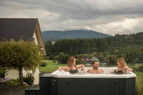 Na zdjęciu widoczny jest obiekt Villove Domy Spa położony w mieście Rajcza.