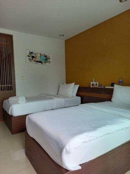 A la foto es mostra l'objecte Benjamas Place Hotel situat a la ciutat de Rawai Beach.