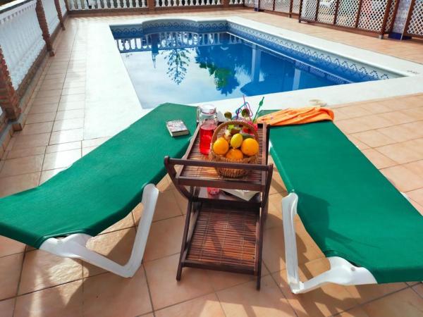 Na fotografii je vidět objekt Villa Azahar Anita nacházející se ve městě Nerja.