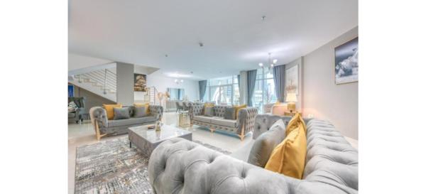 Na fotografii je vidět objekt Luxurious 4-Bedroom Duplex VILLA Apartment near JBR nacházející se ve městě Dubaj.
