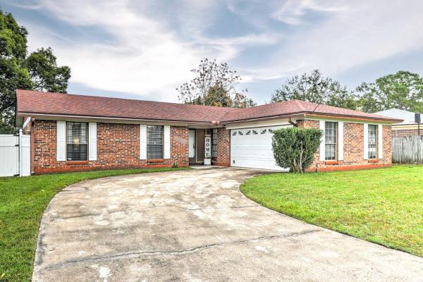 Nella foto è visibile l'oggetto Quaint Jacksonville Escape with Screened Porch! situato nella città di Baldwin.