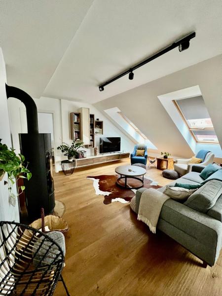BL - The Penthouse, 24hr Self Check-in, 2 Bedrooms, Fireplace, AC, Panoramic View from main Balcony, 3-minute walk to City Center, Banská Bystrica