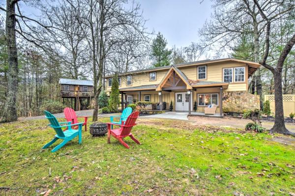 Na foto é possível ver o objeto Otto Home with Fire Pit, Tree House and Hot Tub! localizado na cidade de Otto.