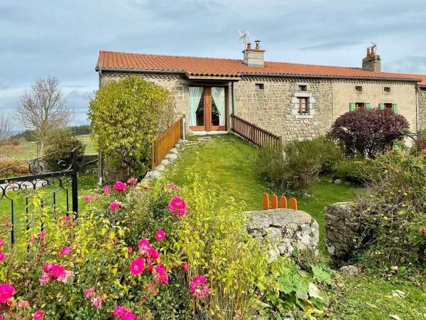 Nella foto è visibile l'oggetto Maison Ancienne au Calme avec Cheminée et Équipements Bébé, Proche de Saugues - FR-1-582-127 situato nella città di Venteuges.