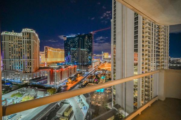 Na foto é possível ver o objeto MGM Signature Towers, Balcony Suite, Strip View - NO RESORT FEES! localizado na cidade de Las Vegas.