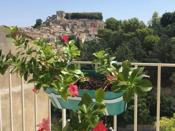 A la foto es mostra l'objecte Dimora d'Artista situat a la ciutat de Ragusa.