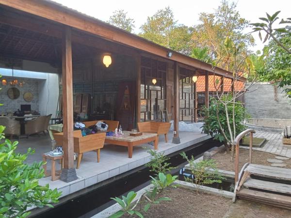 写真にはTegalan市にあるVilla Indi Yogyakartaが写っています。
