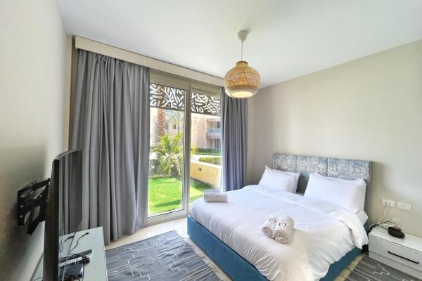 Na zdjęciu widoczny jest obiekt Waterfront & Groovy 2 BDR Mangroovy Free Pool & Beach Access położony w mieście Hurghada.