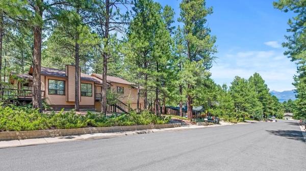写真にはフラッグスタッフ市にあるKathys Cabin, King Bed, Hot Tub, Near-NAU & Downtown attractions, Perfect Year-Round Mountain Getawayが写っています。