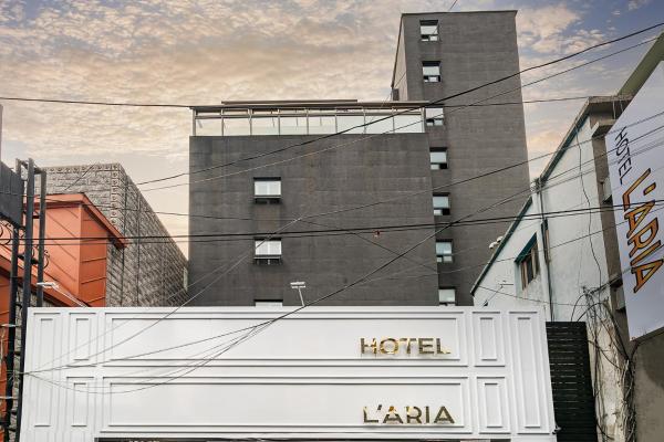 Op de foto is het object Laria Hotel te zien, gelegen in de stad Suwŏn-yŏk.
