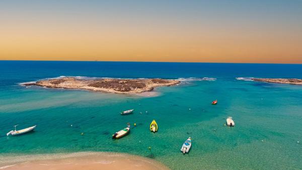 A la foto es mostra l'objecte Dor on the beach situat a la ciutat de Dor.