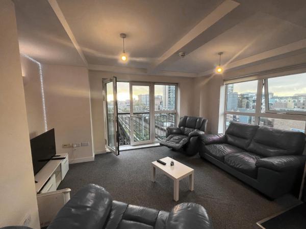 City View Spacious 2 Bed Apartment 2 Bathrooms, Manchester