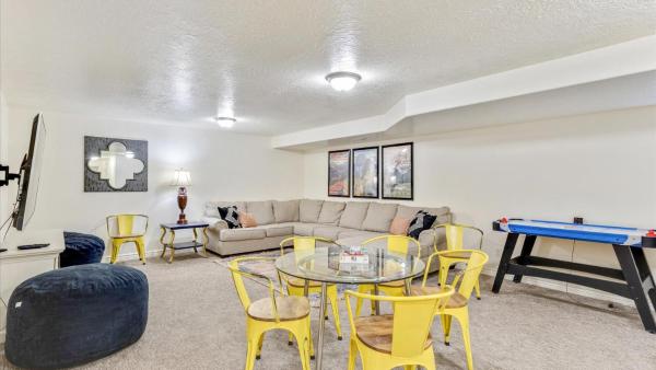 Foto 4: Play & Gather in Luxury,Pets too! Close to it Everything!