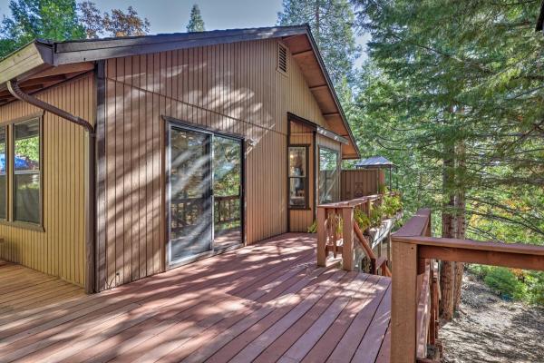 Foto 2: Deck with Forest Views Quiet Twain Harte Cabin!