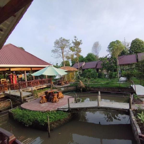 På bildet vises objektet Brown House Resort som ligger i byen Ấp Nhơn Bình.