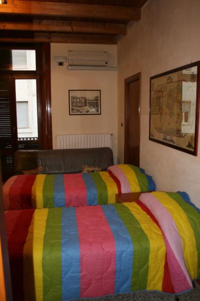 A la foto es mostra l'objecte JLL Room situat a la ciutat de Foggia.