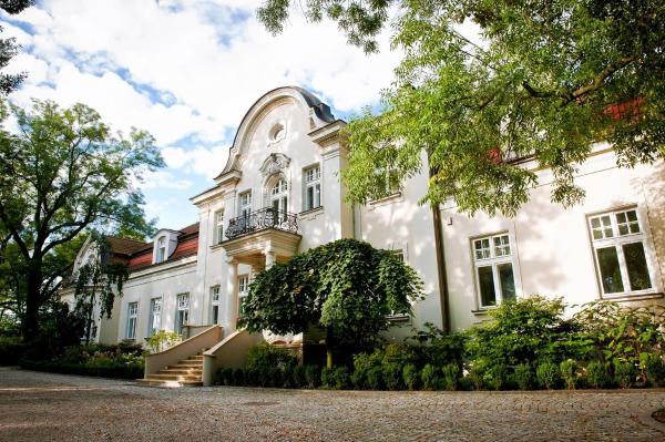 Auf dem Foto ist das Objekt Pałac Zdunowo in der Stadt Załuski zu sehen.