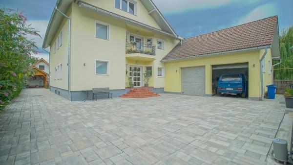 Vilux with indoor private parking, Braszów
