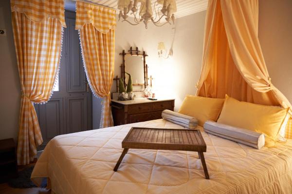 Nella foto è visibile l'oggetto Dandy Villas Dimitsana - a family ideal charming home in a quaint historic neighborhood - 2 fireplaces for romantic nights situato nella città di Zátouna.